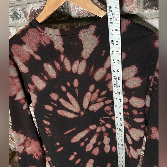 Men’s NHL Golden Knights Black and Gold Bleach Tie-Dye Long Sleeve Tee - Picture 6 of 7